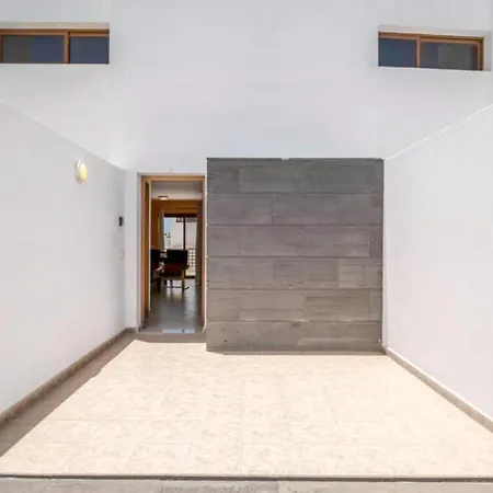 House - Sleeps 4 & Swimming Pool *