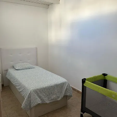 House - Sleeps 4 & Swimming Pool فيلة