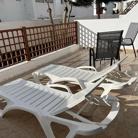 House - Sleeps 4 & Swimming Pool *