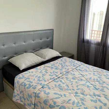 House - Sleeps 4 & Swimming Pool *