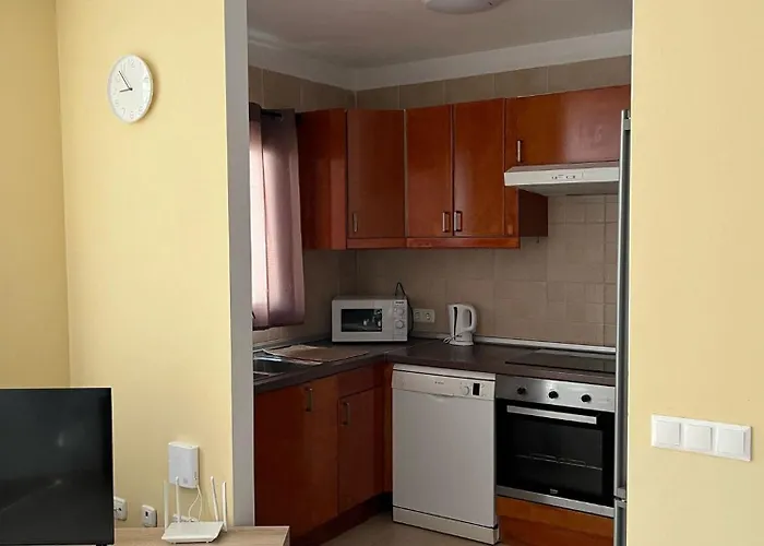 House - Sleeps 4 & Swimming Pool *