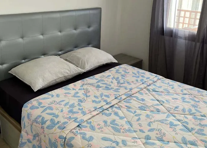 House - Sleeps 4 & Swimming Pool *